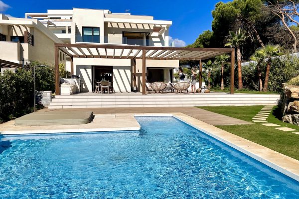 4 Bed Villa With Direct Access to the Beach