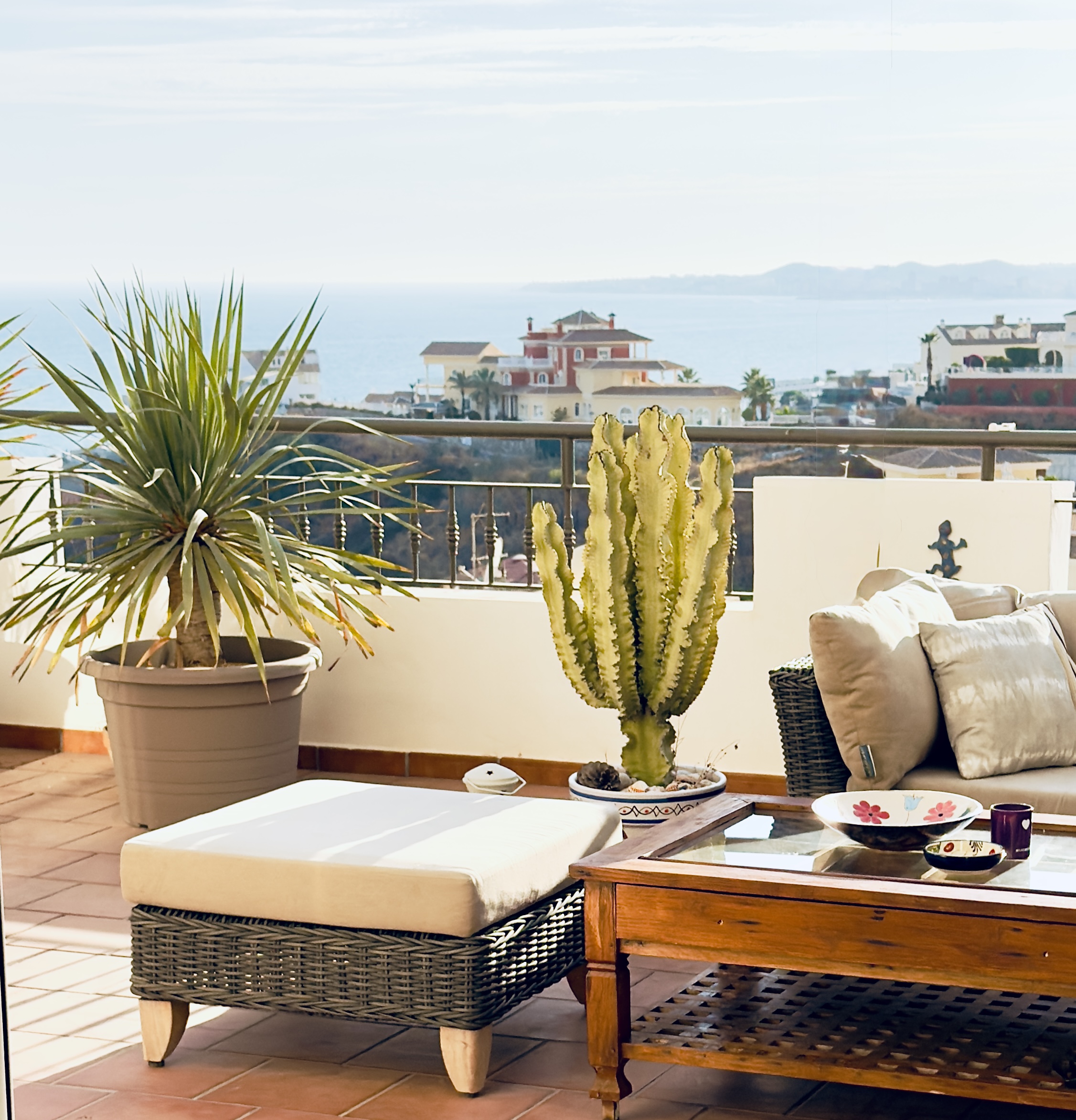 Bright 2-Bedroom Apartment with Sea Views And Walking Distance to the Beach